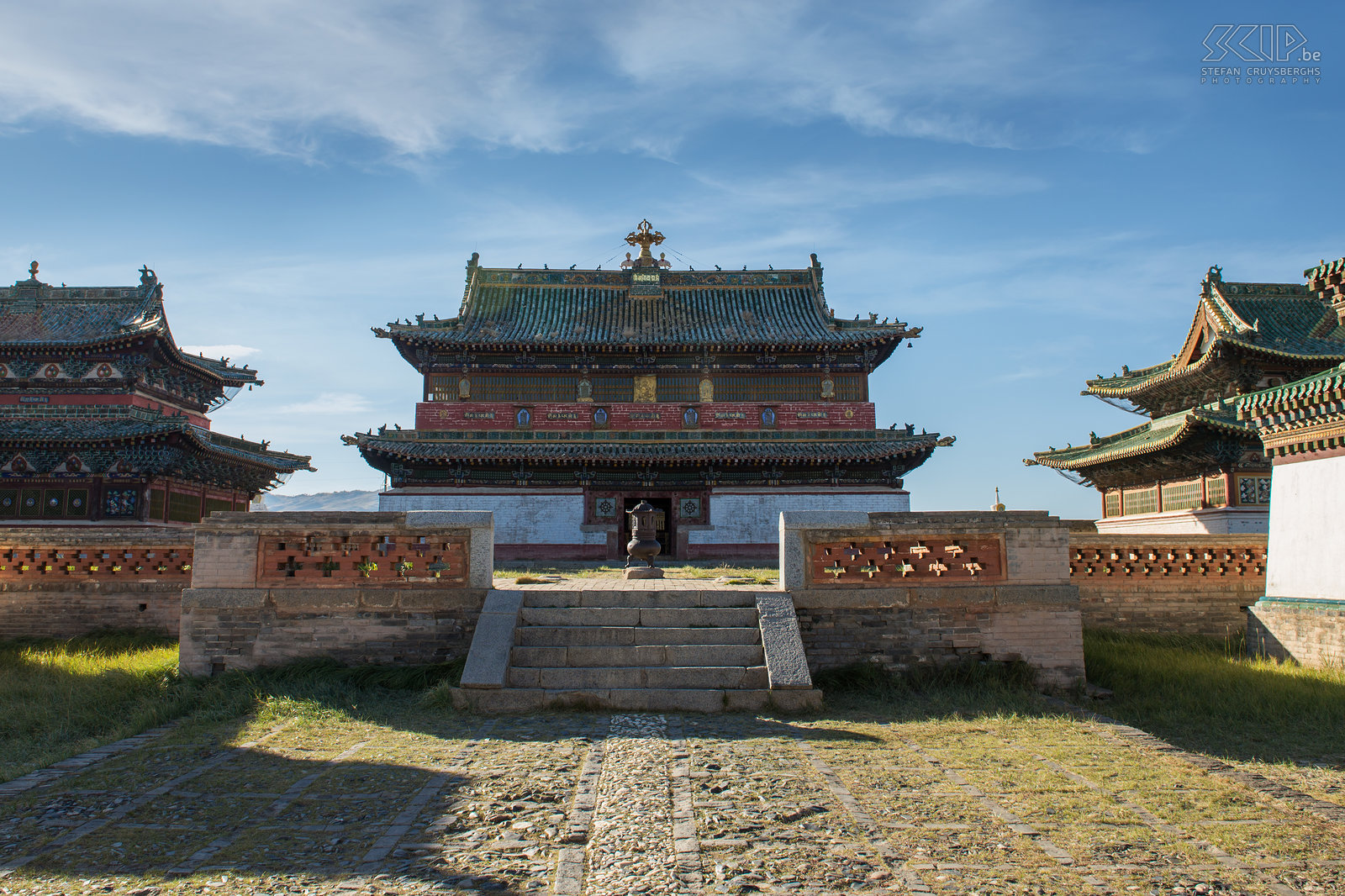 Kharkhorin - Erdene Zuu Vandaag de dag blijven er slechts een drietal tempels over die hun oude glorie hebben behouden. Het klooster is omgeven door mooie witte muren met 108 stupa’s, wat een heilig getal is in het boeddhisme. Het klooster staat ook op de Werelderfgoedlijst van UNESCO want het is het oudste klooster van het land.  Stefan Cruysberghs